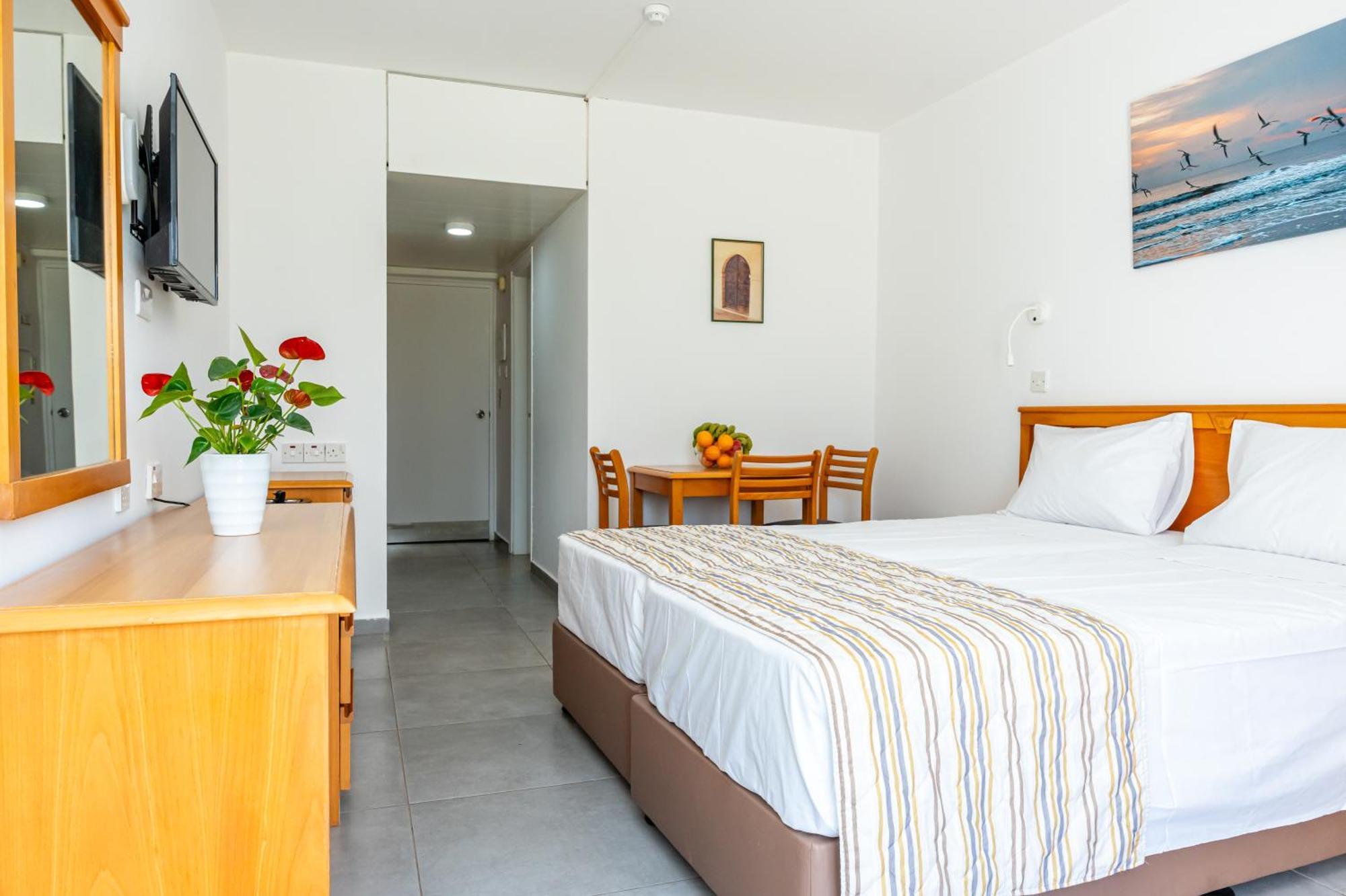 Helios Bay Hotel And Suites Klorakas Quarto foto
