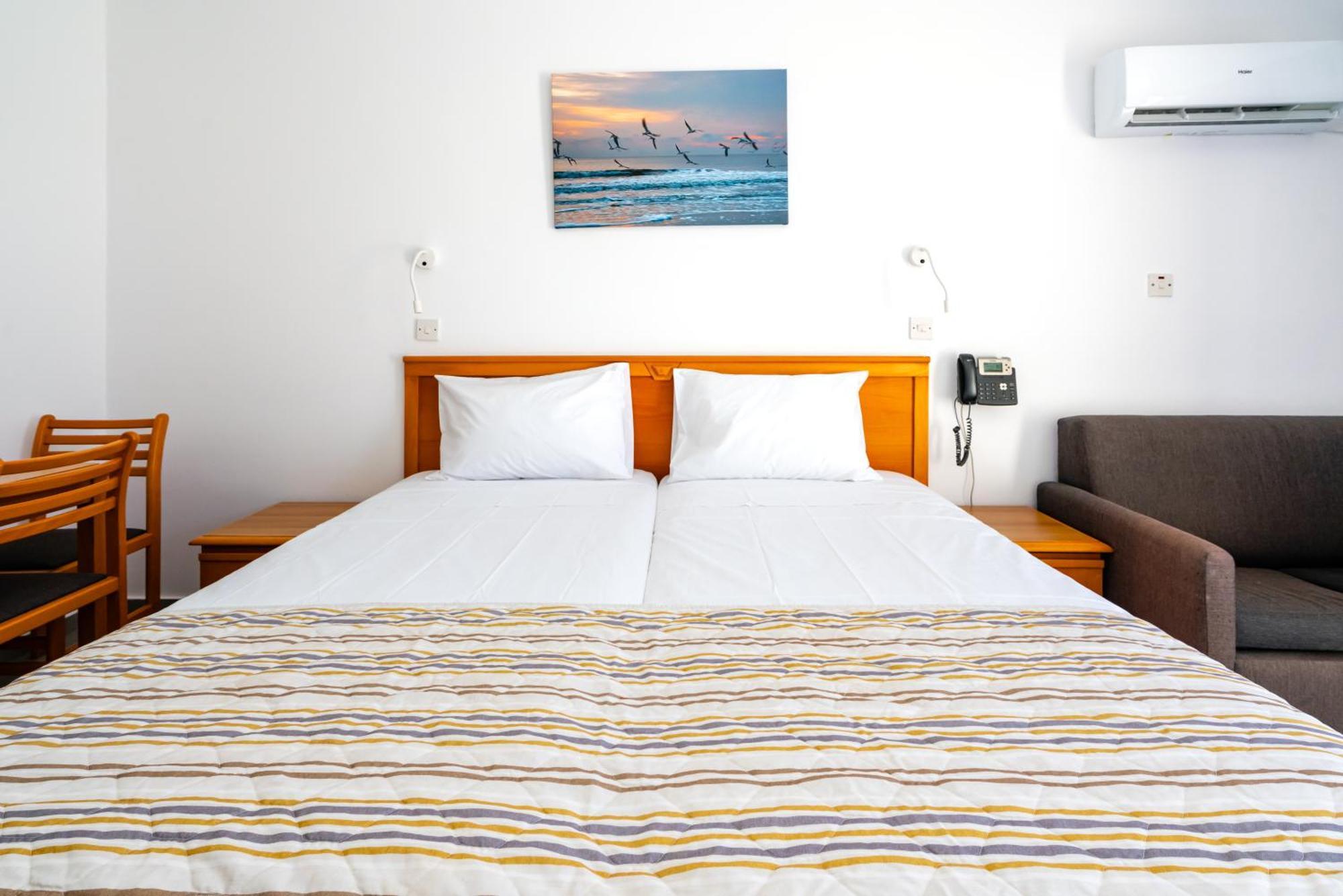 Helios Bay Hotel And Suites Klorakas Quarto foto