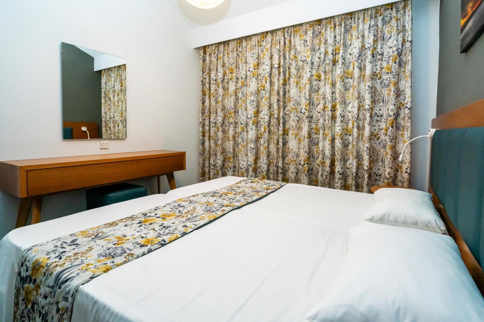 Helios Bay Hotel And Suites Klorakas Quarto foto